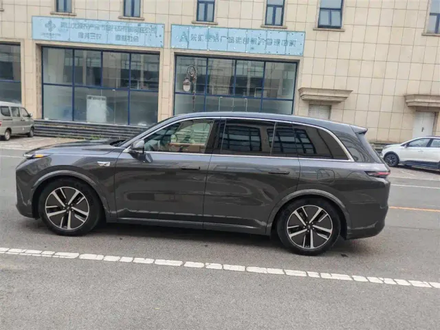 Li Auto L8 — Фото автомобиля 13