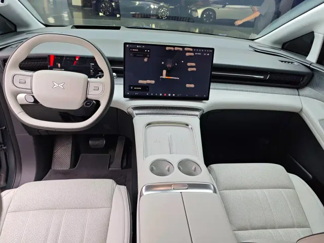 Xpeng X9 — Фото автомобиля 13