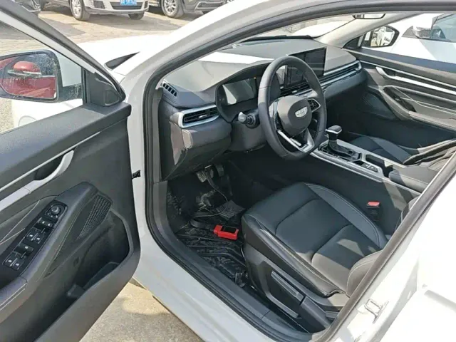 Geely Emgrand — Фото автомобиля 15