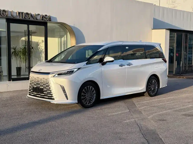 Фотография автомобиля — Lexus LM
