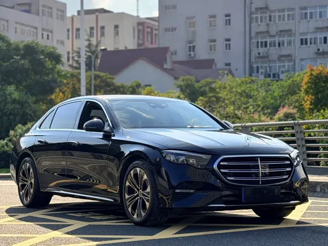 Фотография автомобиля — Mercedes-Benz E-Class