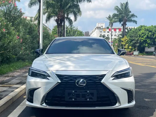 Lexus ES — Фото автомобиля 2