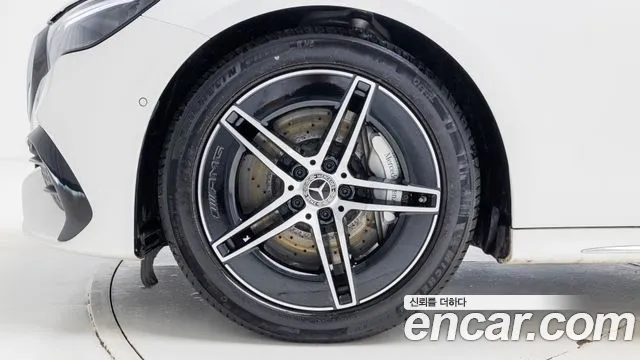 Mercedes-Benz E-Class — Фото автомобиля 5