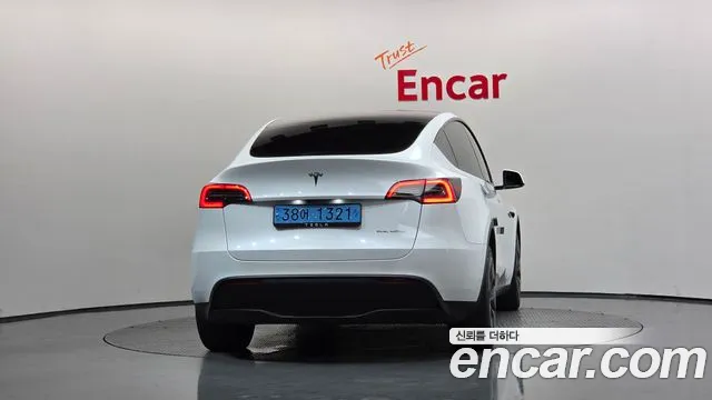 Tesla Model Y — Фото автомобиля 4