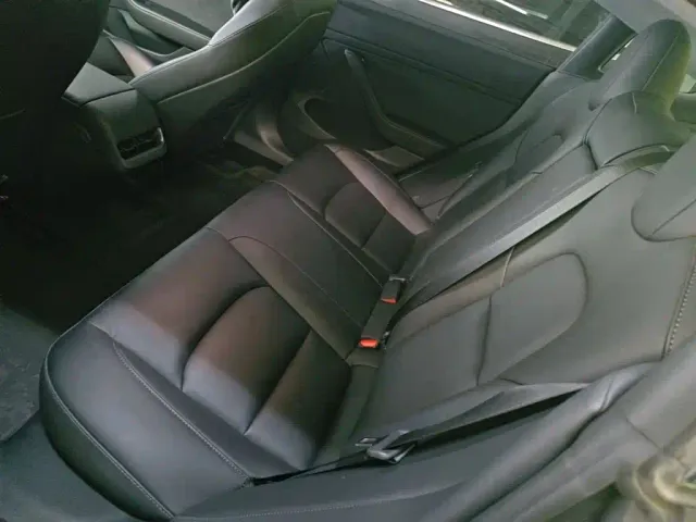 Tesla Model 3 — Фото автомобиля 16