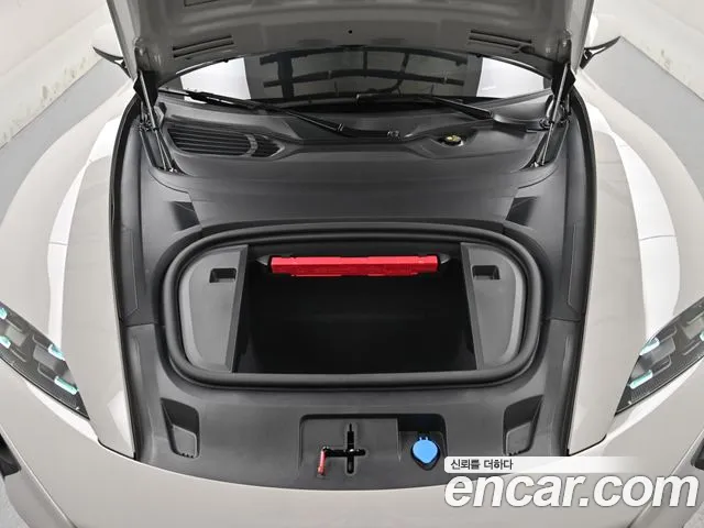 Porsche Taycan — Фото автомобиля 6