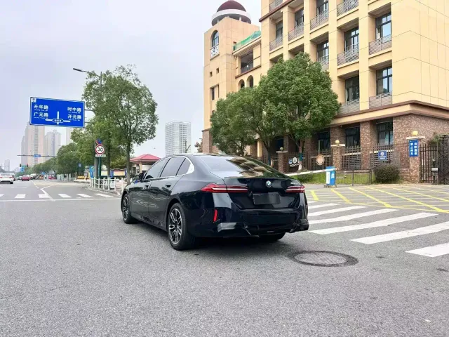 BMW 5 Series — Фото автомобиля 9