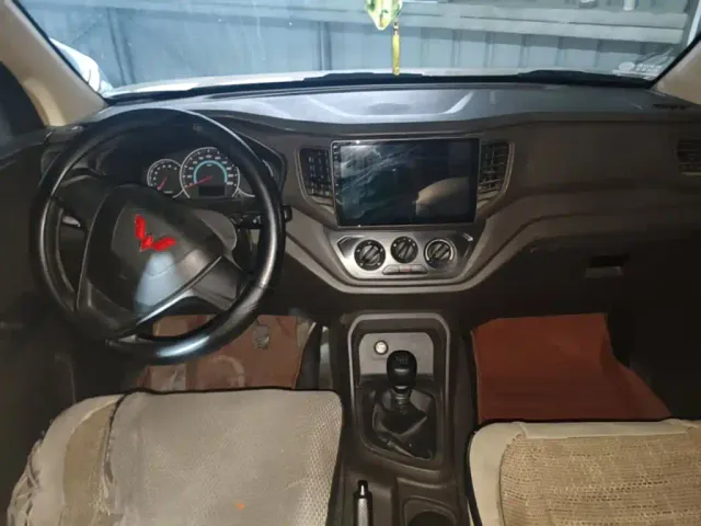Wuling Hongguang V — Фото автомобиля 12