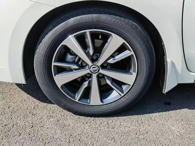 Nissan Bluebird — Фото автомобиля 5