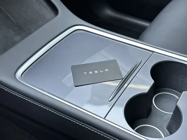 Tesla Model Y — Фото автомобиля 9