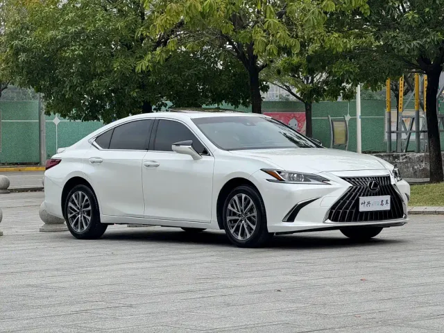 Lexus ES — Фото автомобиля 2