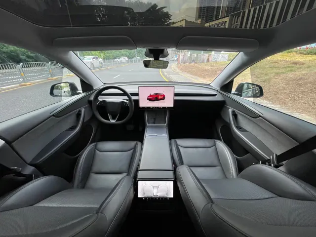 Tesla Model Y — Фото автомобиля 11