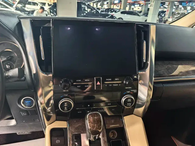 Toyota Vellfire — Фото автомобиля 10