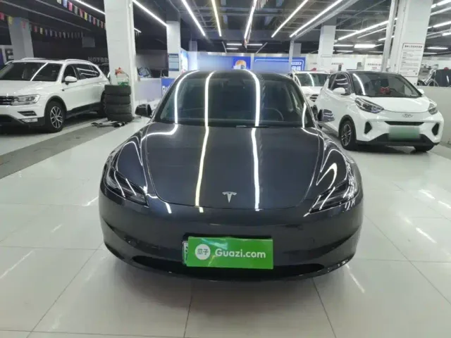 Tesla Model 3 — Фото автомобиля 2