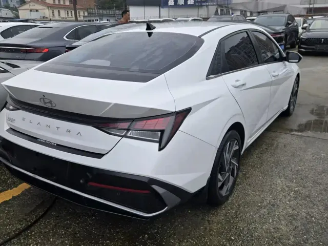 Hyundai Elantra — Фото автомобиля 15