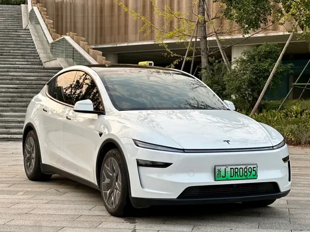 Tesla Model Y L — Фото автомобиля 3