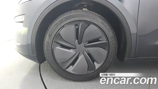 Tesla Model Y — Фото автомобиля 5