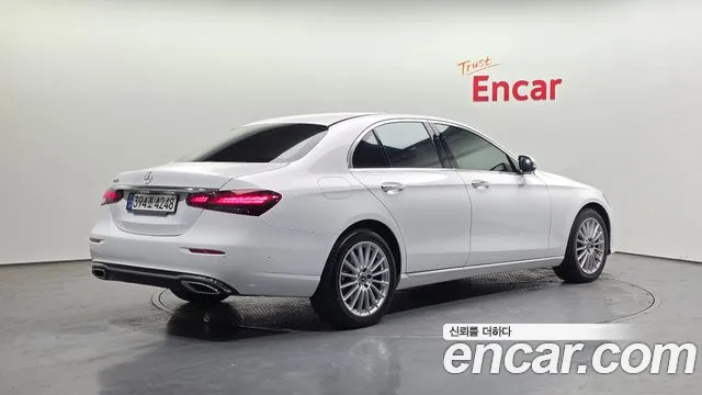 Mercedes-Benz E-Class — Фото автомобиля 2