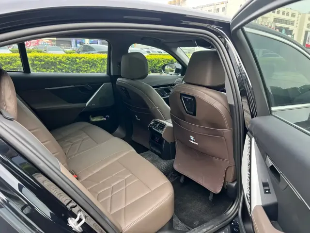 BMW 5 Series — Фото автомобиля 9