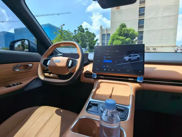 Geely Galaxy Starship 7 EM-i — Фото автомобиля 15