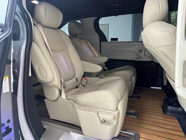 Toyota Sienna — Фото автомобиля 8