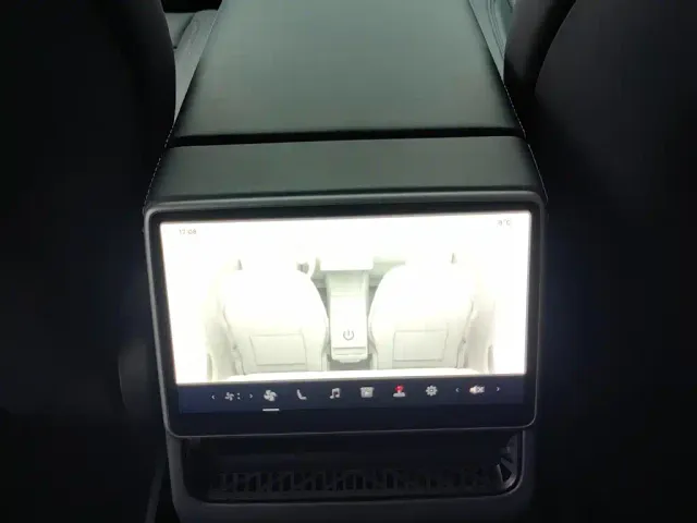 Tesla Model 3 — Фото автомобиля 11