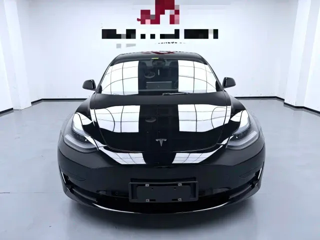 Tesla Model 3 — Фото автомобиля 2