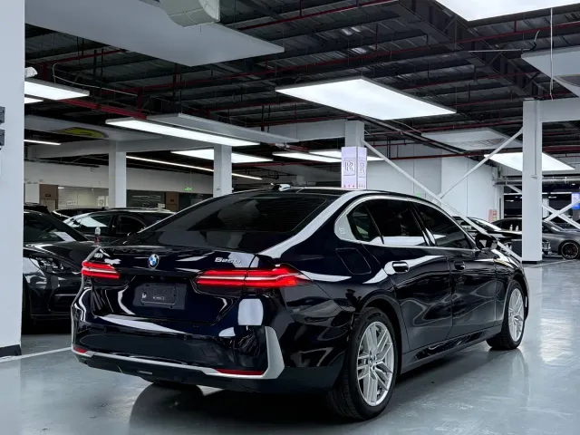 BMW 5 Series — Фото автомобиля 24
