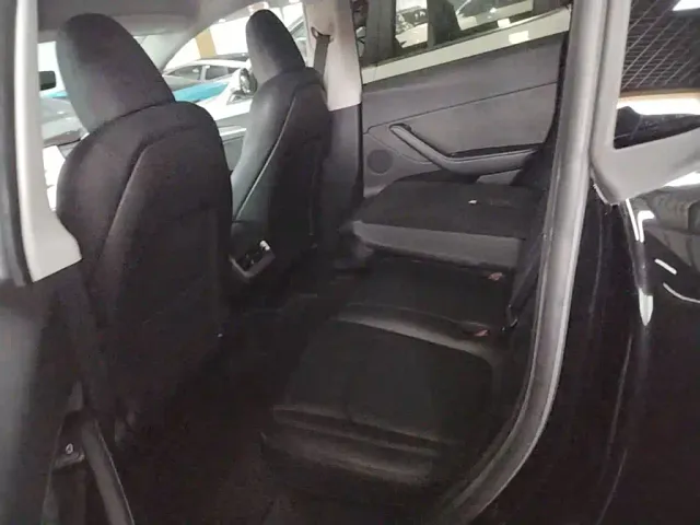 Tesla Model Y — Фото автомобиля 16