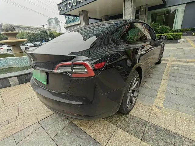 Tesla Model 3 — Фото автомобиля 7