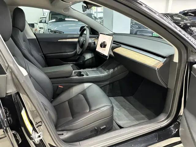 Tesla Model 3 — Фото автомобиля 5