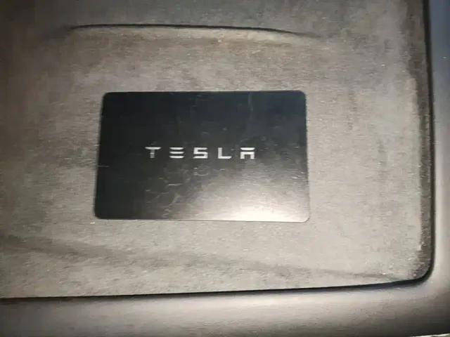 Tesla Model 3 — Фото автомобиля 8