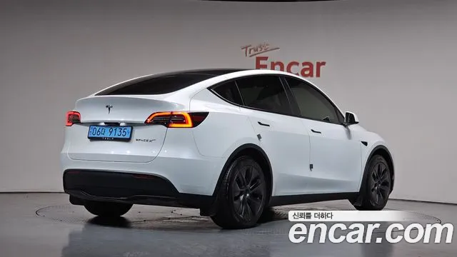 Tesla Model Y — Фото автомобиля 2
