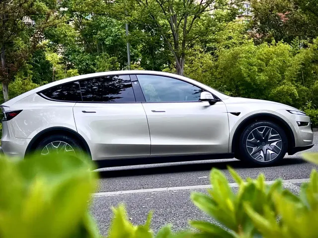 Tesla Model Y L 2025 Facelift Long Range AWD — Фото автомобиля 18
