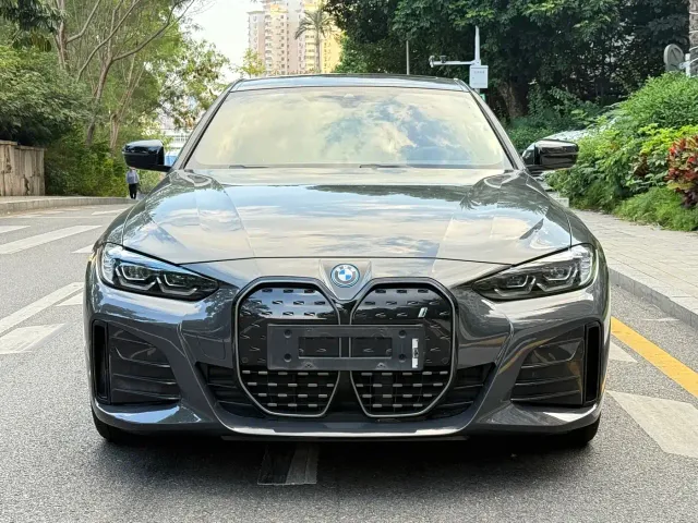 BMW i4 — Фото автомобиля 2