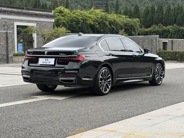 BMW 7 Series — Фото автомобиля 11