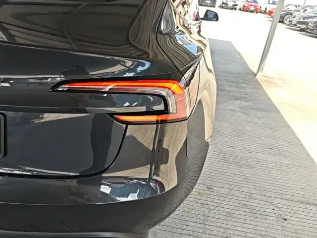 Tesla Model 3 — Фото автомобиля 7