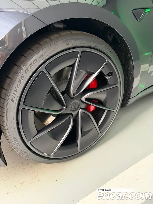 Tesla Model 3 — Фото автомобиля 13