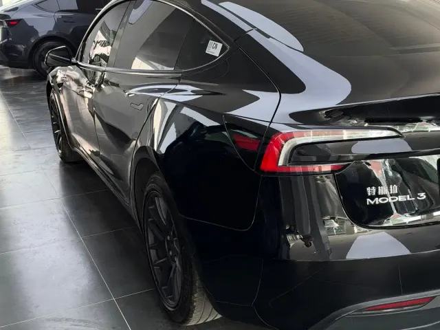 Tesla Model 3 — Фото автомобиля 11