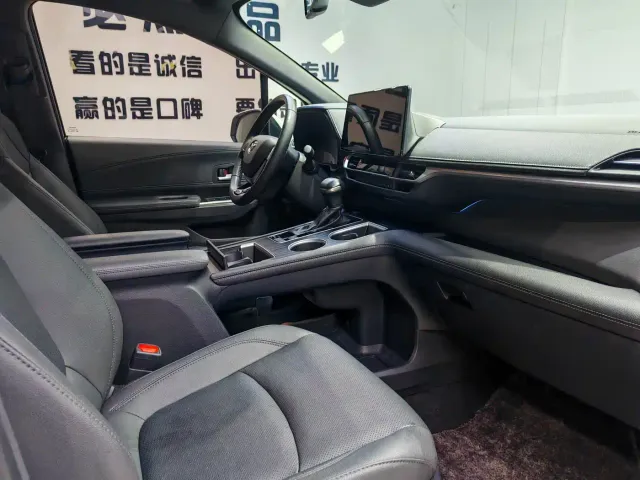 Toyota Sienna — Фото автомобиля 10