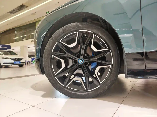 BMW iX — Фото автомобиля 12