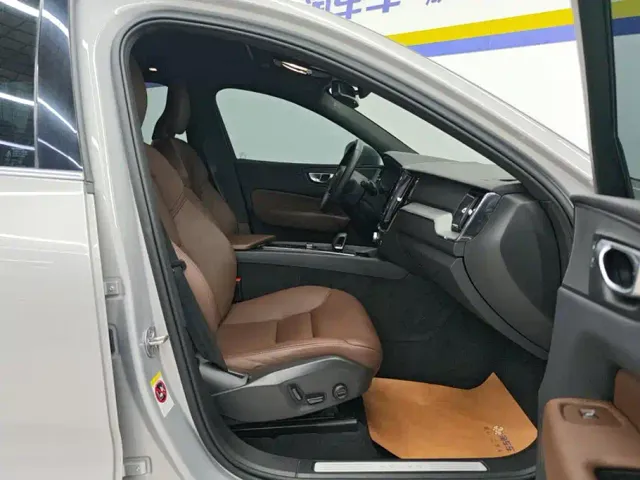 Volvo XC60 — Фото автомобиля 8