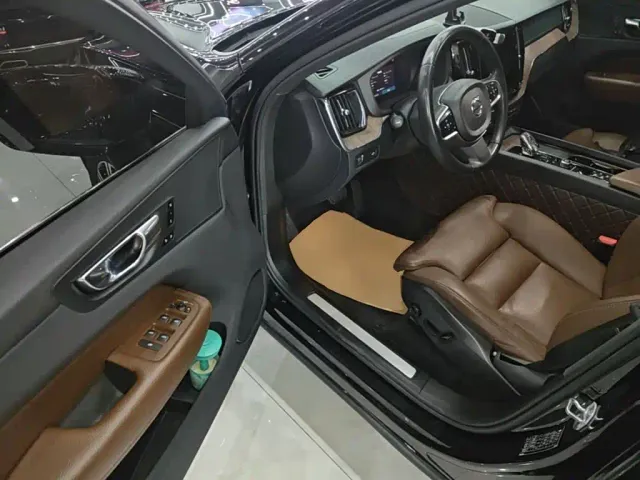 Volvo XC60 — Фото автомобиля 11