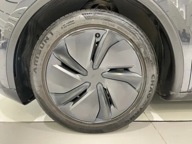 Tesla Model Y — Фото автомобиля 16