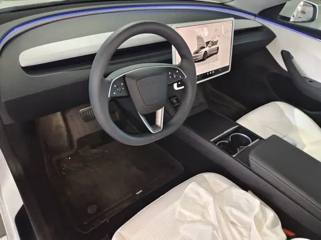 Tesla Model 3 — Фото автомобиля 12