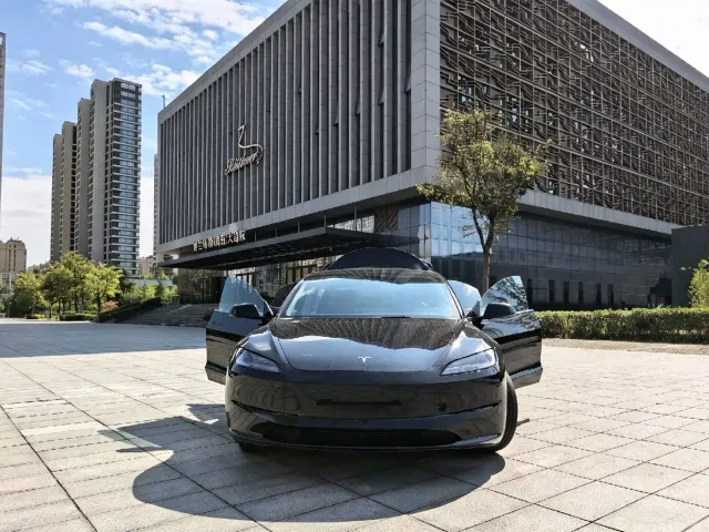 Tesla Model 3 — Фото автомобиля 5