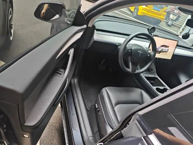 Tesla Model Y — Фото автомобиля 15