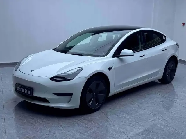 Tesla Model 3 — Фото автомобиля 2