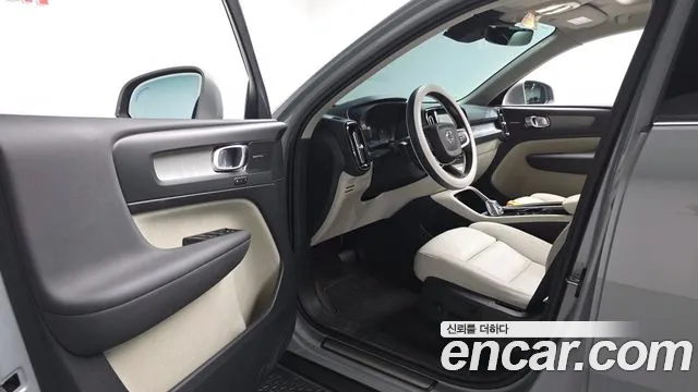 Вольво XC40 — Фото автомобиля 10