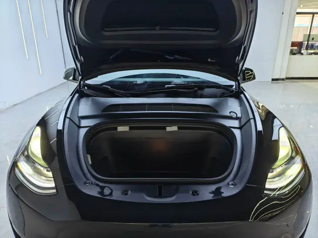 Tesla Model Y — Фото автомобиля 23